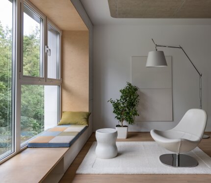 В аренду на длительный срок предлагается новая стильная 3-комнатная квартира с великолепным видом на парк и реку Свислочь (первая линия). В элитном жилом комплексе "Левада". В аренду входит паковочное место в подземном паркинге! Современный авторский дизайн. Открытый вид, много света, панорамные окна с прекрасным видом на реку Свислочь и парк.