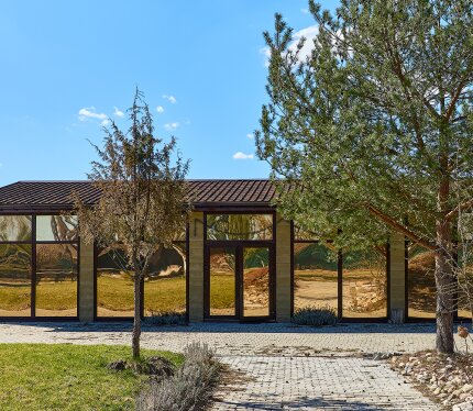 ДОМ НА БЕРЕГУ РЕКИ