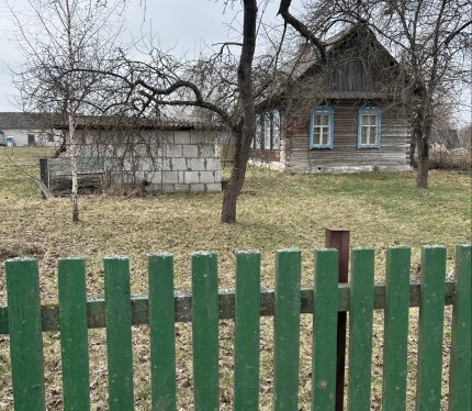 Продам участок с домом, гаражом. На участке плодовые деревья, кусты. Рядом протекает река Березина. Бензотример в подарок!!!