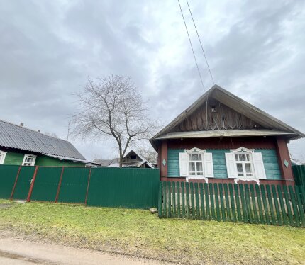 Дом для отдыха и наполнения энергией природы по линии ж/д, рядом станция «Замужанье». Дом 50 кв. м., большой участок 33.59 соток. На участке есть баня, сарай, гараж, санузел, плодовые деревья и кустарники.