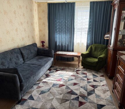 Сдаётся уютная квартира общей площадью 50.7 кв. м. Делали всё для себя: качественный ремонт, продуманное освещение и много мест для хранения. В квартире есть всё для комфортной жизни: ﻿﻿Техника: холодильник, стиральная машина, плита с духовкой, микроволновка, чайник, телевизор. ﻿﻿Мебель: удобный раскладной диван/ кровать, большой шкаф-купе. ﻿﻿Интернет: Wi-Fi проведен. Расположение и инфраструктура: До метро Малиновка - 15-20 минут пешко