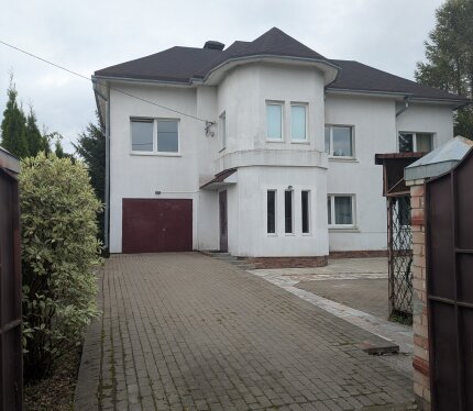 Продаётся кирпичный дом с живописным участком в Витебске.