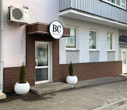 Рабочие места в аренду для мастеров по маникюру в бьюти-коворкинге на Советской. Рабочее место оснащено: маникюрный стол; настольная лампа; маникюрная вытяжка; место для хранения (при покупке абонемента). кольцевая лампа; зона ожидания; одноразовые расходники; вода / чай / кофе; У нас доступна аренда — на часы, дни, недели. Стоимость указана за 1 день. Все акционные предложения, условия и правила аренды у нас в инстаграме: @bc.vitebsk