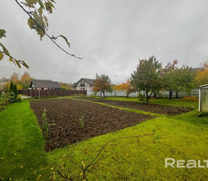 Продается ухоженный участок в 9 км от МКАД в с/т "Ивушка" рядом с д. Боровцы (Мядельское направление). Площадь 8,27 соток. Участок огорожен забором, ухожен. Есть сад плодовых деревьев и кустарников. Центральное сезонное водоснабжение. Газопровод по улице, можно подключиться. Надежная подача электричества (в с/т два новых трансформатора, выдерживают высокую нагрузку). В с/т есть магазин, регулярно ходит общественный транспорт, дороги чистятся круглогодично. Участок в частной собственности.