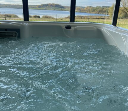 Баня находится в живописном месте, режим печи позволяет создать условия от хамама до финской сауны, парная оборудована "свежим дыханием", любоваться на Заславское водохранилище можно в джакузи с гидромассажем. Возможно парение с вениками и приглашением пар-мастера.