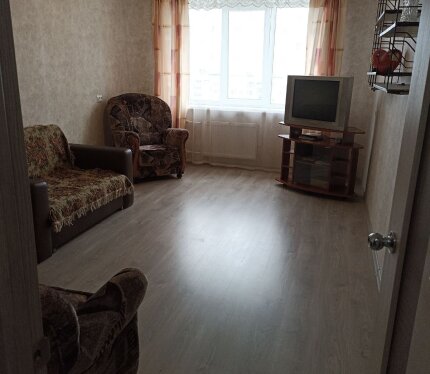 Продается однокомнатная квартира. Квартира не угловая, теплая, светлая в течение всего дня. Кухня достаточно просторная с застекленной лоджией. Санузел совмещённый. Окна выходят во двор. Выполнен косметический ремонт, потолки - натяжные, напольное покрытие - ламинат. Квартира продаётся частично с мебелью. Рядом с домом в шаговой доступности расположено: детсад, школа, парк, рынок, магазины, остановки общественного транспорта, что делает проживание очень комфортным. Помощь риэлтора не нужна.