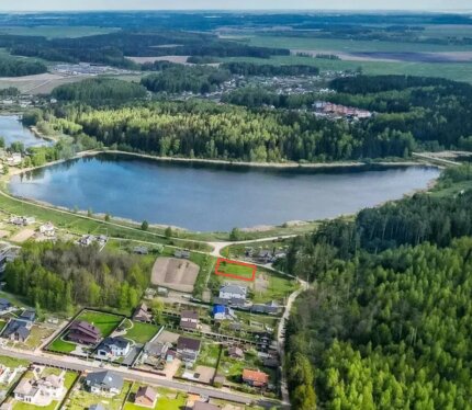 Продается участок в живописнейшем месте на берегу озера площадью 0.1134га, под ведение личного подсобного хозяйства , с возможностью переоформления под строительство жилого дома. Московское направление, район Кургана Славы. Расстояние от МКАД 2 - 2км. В современной деревне Батуринка имеются: газ, центральный водопровод, центральная канализация, электричество.Рядом лес. Дорого.