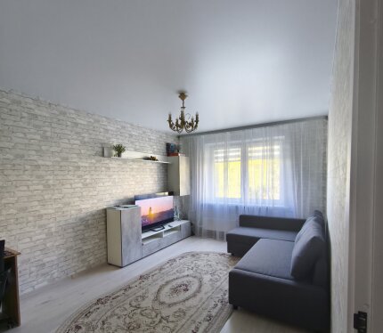 Сдаю отличную просторную комнату в центре города с мебелью и всей необходимой бытовой техникой, метро рядом ,без хозяев.