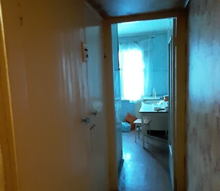 Продаётся 2х комнатная квартира в Железнодорожном районе. Одна из комнат проходная( возможно отделить её перегородкой). Окна деревянные( старые). Входная дверь металлическая.В комнатах сделаны натяжные потолки, полы ДСП. На балконе алюминиевая раздвижная рама. Во дворе дома находится детский сад, детская площадка. Рядом: Гимназия 56, магазин "Аркада", магазин " Копеечка".Неподалёку :Универмаг " Гомель", Университет Скорины, остановка Авторемонтный завод, Студенческий сквер. Торг уместен! 