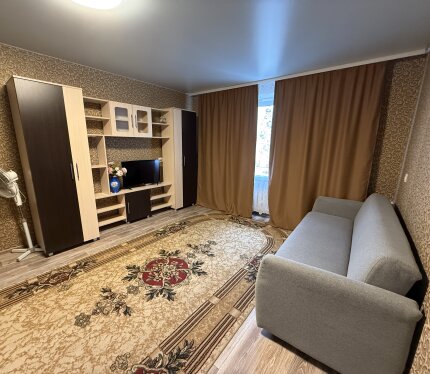 Отличная инфраструктура (рядом ЦУМ, Комаровский рынок, трамваи, метро), тихий двор, кирпичные стены обеспечивают неплохую звукоизоляцию.Наличие интернета ,посуды ,холодильник,телевизор,пылесос ,стиральная машина ,утюг ,эл.чайник ,СВЧ-печь,вентилятор .Предоплата за 1 месяц + залог+оплата комм.услуг.Сдача длительный срок,по договору аренды,собственник.Семьям,семейным парам.Агенствам не беспокоить.