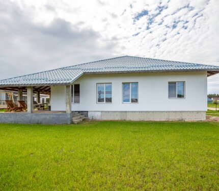 Продаётся большой, светлый и уютный дом у леса с большой трассой в тихом районе города.