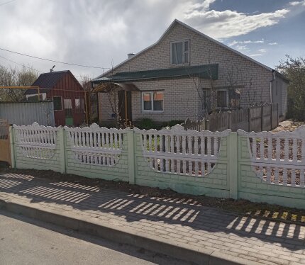 Продаётся дом, на участке имеется погреб, беседка, гараж со смотровой ямой, сарай, торг уместен