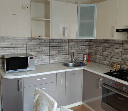 Сдаётся 1комнатная квартира, рядом есть остановки общественного транспорта, 19 мин пешком до метро или 5мин на автобусе. Большой магазин Гиппо. Условия сдачи- предоплата за месяц, залог (сумма ежемесячного платежа). Оплата коммунальных 100%. Квартира сдаётся гражданам РБ, иностранных граждан просьба не беспокоить. В квартире прописан 1 человек, прописка не рассматривается.