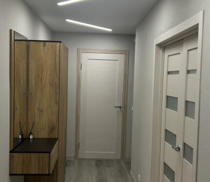 Квартира полностью укомплектована всем необходимым: холодильник, микроволновая печь, стиральная машина,высокоскоростной интернет, сан/узел, душ, вместительные встроенные шкафы, просторная лоджия, комната для хранения. Дружелюбные соседи. Окна на две стороны с видом на зеленый и тихий двор. Рядом гимназии, детские сады, Киевский сквер, кинотеатр Киев. Множество магазинов. Транспортное сообщение.