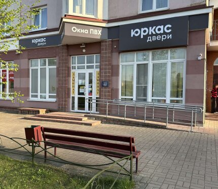 Сдаётся коммерческое помещение 117 м² на Московском проспекте, 105 (Витебск). Первый этаж, отдельный вход, большие витринные окна, доступ 24/7, запасной выход, собственный санузел. Светлое просторное помещение с open space планировкой и высокими потолками. Отличная визуальная просматриваемость, высокий автомобильный и пешеходный трафик, большая парковка перед помещением. Подходит под магазин, шоурум, офис, студию, сферу услуг или коммерческий проект.