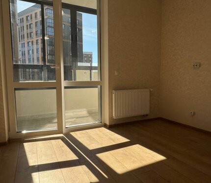 Сдам квартиру в ЖК Левада. 2-этаж. Первая сдача. Под свою мебелировку. Рассмотрю вариант с домашним питомцем. Новая стиральная машина и электроплита. Коммунальные минимальные – прописан 1 человек.