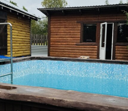 Ищете место для отдыха? Погрузитесь в атмосферу с традиционным веником, восстановите силы за ароматным травяным чаем и освежитесь в бассейне или под обливным ведром после пара, чтобы завершить ритуал. Уютная зона отдыха и мангал на свежем воздухе, что делает её идеальной для встреч с друзьями, романтического или семейного уикенда. Отдых в бане можно совместить с активными мероприятиями, которые находятся на территории нашего комплекса. Создайте свое идеальное время для себя!