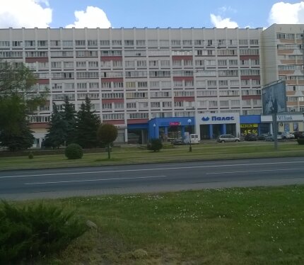 РИЭЛТОРАМ НЕ БЕСПОКОИТЬ Квартира в популярном месте г. Гомеля по ул. Советской, удобное месторасположение, в шаговой доступности остановки , магазины, школы, д/сады, поликлиники, банки, рынок, университет Ф. Скорины. Дом кирпичный, теплая квартира расположена в двух уровнях на 8 и 9 этажах 9-ти этажного дома, на первом этаже квартиры находится прихожая, зал, кухня и туалет с умывальником, на втором этаже две спальни, ванная, туалет, в каждой жилой комнате есть остекленная большая лоджия.