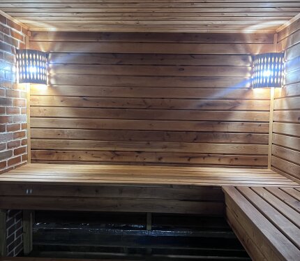 Приглашаем посетить русскую баню в агроусадьбе “НаЧиле». В комнате отдыха тепло, уютно и комфортно. Все удобства, оборудованная кухня со всем необходимым, ТВ, музыка, караоке, wi-fi. Своя территория, есть крытый мангал! Дополнительно можно заказать банный чан, беседку на большее количество человек или домик на сутки. Инста.:nachille_mogilev За первых три часа 145 рублей, потом 40 рублей за час