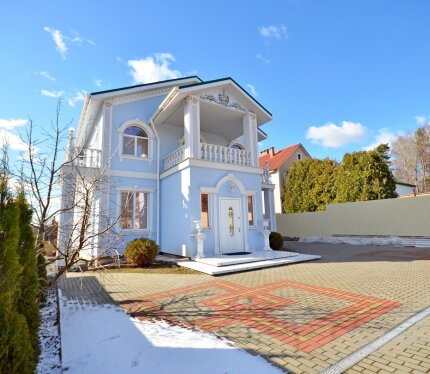 Продается шикарный дом в классическом стиле в удачном расположении в самом центре Боровлян.