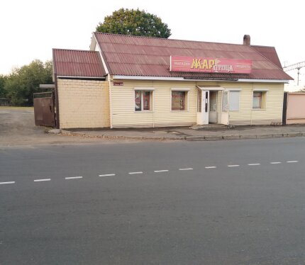 Комплекс зданий магазина: магазин (129 кв. м.), склады (118+54+54 кв. м.). Охранная сигнализация Департамента охраны, пожарная сигнализация `Молния` МЧС, видеонаблюдение, интернет, телефон, кондиционер, водопровод и центральная канализация. На территории магазина находится железнодорожная ветка с асфальтным подъездом, площадкой для выгрузки. Своя отдельная кабельная линия 25 кВт. Площадь земельного участка закреплённого за магазином 0.1937 га.