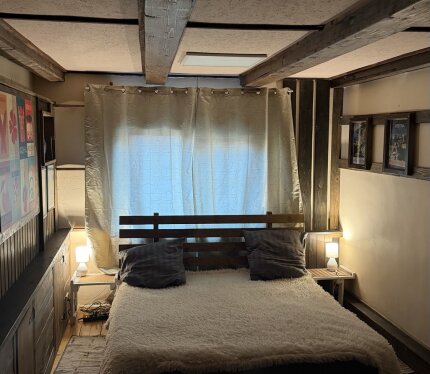 🏡 Дом с баней посуточно в Несвиже Сдаётся уютный дом с баней всего в 3 минутах от дворцово-парковой зоны и Несвижского замка. 🔥 На территории: •Настоящая баня •Зона барбекю •Атмосферный бар в стиле rock’n’roll •Закрытая территория для комфортного отдыха 📍 Отличное расположение: рядом озеро, магазины, кафе и главные достопримечательности города. 🎉 Идеально под: •Дни рождения •Мальчишники / девичники •Семейные праздники •Корпоративы •Спокойный отдых компанией Есть возможность организации кейтерин