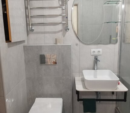 Сдается на длительный срок уютная, светлая квартира-студия в ЖК"Минск Мир". Новостройка 2024г. Метро и остановки наземного транспорта в пешей доступности. Ежемесячная оплата 1150 + Залог (разово, возвращаемый при выселении, если нет порчи), обязательно + коммунальные услуги (небольшие, прописан 1 человек). Без животных. Екатерина