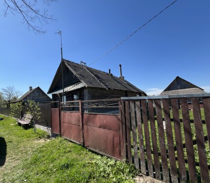 Продается крепкий, бревенчатый жилой дом в деревне. Участок ровный, прямоугольной формы, крайний по улице, не имеет соседей только на против, т.к. рядом лес и за огородом - поле. Тишина и свежий воздух. На участке есть баня из дерева, 2 сарая, 2 навеса, з