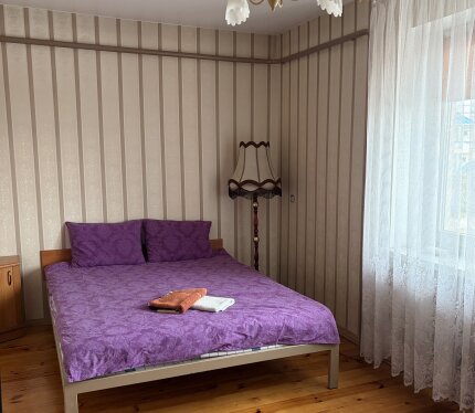 Сдам номера в доме. Сдаются комфортабельные номера в четырёхэтажном доме. Идеальное решение для размещения рабочих бригад и сотрудников в командировке, а так же если вы приехали просто отдохнуть в наш город. Планировка и условия: · Размещение на любой выбор: 1-местные, 2-местные и 3-местные номера. · Во всём доме оборудовано 8 санузлов и душевых. · Для быта и готовки: Просторная общая кухня на первом этаже.