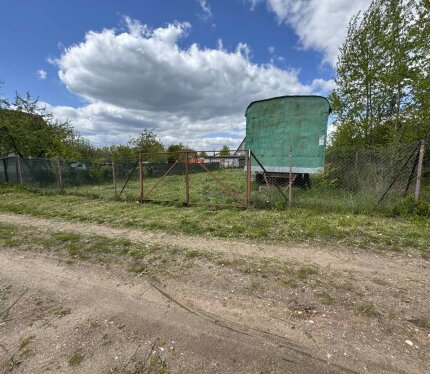 Участок 4 сот. +1сот. в пользовании в С/Т «Неман сад» 40 км. Слуцкое направление, поворот на Узду; Уютное тихое место в близи леса. - Рейсовый автобус до товарищества 807с ДС Корженевского- СТ Дубрава - Земля в частной собственности, огорожена сеткой рабицей. +1 сотка в пользовании рядом. Есть молодые плодовые деревья - На участке расположен вагончик - Вода сезонная. - Электричество столб рядом можно провести. В СТ есть 2 магазина и приезжает «Е-доставка»