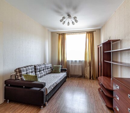 Однокомнатная квартира с перегородкой, сдается с мебелью, телевизором, стиральной машиной . Без животных.Договор.