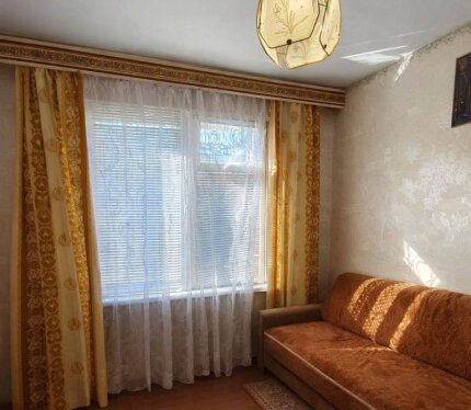 Трехкомнатная квартира-состояние аккуратная косметика. Просторные и светлые комнаты. Стены и потолки выровнены, входная дверь металлическая. Балкон застеклен и обшит вагонкой. Дом после капитального ремонта. Установлены счетчики учета. Новая газовая плита. Вся мебель ,что на фото остается новому собственнику. Интеллигентные соседи.