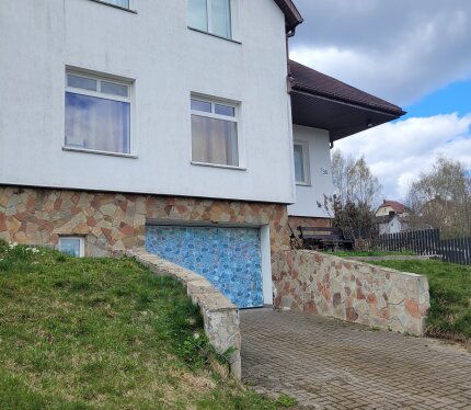 Дом с видом на озеро. Без комаров. Есть связь и электричество, вода и камин.