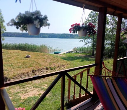 Дом на берегу озера в 30 метрах от воды, для отдыха и рыбалки , свой причал , терраса с панорамным видом на озеро, парковка, зона барбекю, детская площадка, батут , кострище , тихое комфортное уединённое место .