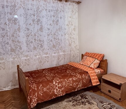 Ищу соседку для совместного проживания в светлой, просторной в 3-комнатной квартире, нас будет всего двое. В комнате: кровать с новым матрасом, постельным бельём, подушками. Есть шкаф-рейл для одежды, письменный стол и тумбочка, комната закрывается на ключ. В квартире есть всё: плита, холодильник, посуда, чайник, стиральная машина. Сдаю на долгий срок. Ищу спокойную, работающую и аккуратную девушку. Стоимость: в месяц, комм.услуги: я 2 доли, соседка — 1. Депозит — 1 месяц.