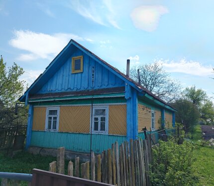 Дом пригоден к проживанию. Рядом магазин Копеечка, Подорожник, Горячий хлеб. Больница в 10ти минутах ходьбы. Тихие культурные соседи, спокойный район. На участке есть крепкий сарай, летняя кухня, летний душ, погреб, требующий небольшого ремонта. Есть мест