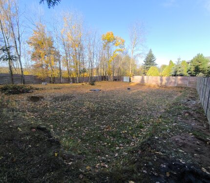 Улица Красивая 26 а. Без соседей.угловой. 33 на 33 м. Участок в частной собственности находится в лесу огороженный забором с воротами и калиткой. Идеально ровный участок Крайний от коттеджей соседей как на хуторе в лесу. Почва песок. Территория в лесу. Канализация в 3 уровня 20 куб.готовая.Интернет - оптоволокно; Электричество 380 Вт, газ , вода есть.Детский сад 2 Пирс 800 м. школа. Рядом речка 200 метров и Минское море 15 минут ходьбы. ЖД станция 15 минут ходьбы и автобусная остановка 8 минут.