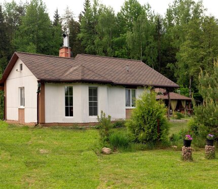 Избушка в Янушках. Дом на хуторе, возле реки Сула в лесном массиве.Тихий уголок для спокойного отдыха. На территории расположена отдельно стоящая деревянная,на дровах Баня. Возле бани находится пруд. Можно искупаться и половить рыбу. Дом укомплектован всем необходимым. Сайт syla.by Пишите,звоните: телефон также можно посмотреть на сайте( для иностранных гостей). Сдаю дом на любой срок. 320 бел. руб. сутки.