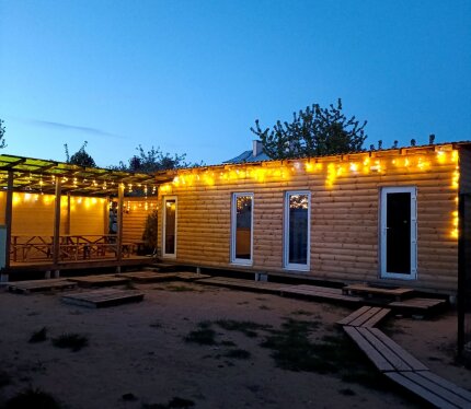 Сдаётся баня-сауна, электропечь с натуральным камнем ( без веников!). в комнате отдыха мягкий диван (выдвижной), кухня с большим столом, мойка, холодильник, СВЧ, туалет. Совместно с баней есть гостевой домик на 6 человек, своя кухня, холодильник , свч, электроплита,санузел с душем, для ночёвки оплата отдельно.