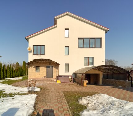 Сдаётся в субаренду жилой дом после ремонта, первое заседание, в аг. Сеница (Слуцкое направление), в 1 км. от МКАД. Участок ухоженный, дом готов к проживанию, с мебелью и техникой. В доме 2 этажа, 6 жилых комнат, 3 санузла. Долгосрочная аренда, оплата за первый месяц +залог+коммунальные платежи и интернет, оформление договора найма обязательно. Для уточнения деталей звоните по указанному номеру.