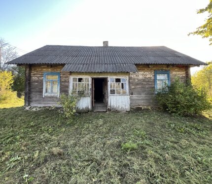 Продается дом в уникальном тихом месте под Минском, на границе Вилейского и Минского районов. Участок находятся в деревне хуторского типа, в тупиковом месте, без сквозного проезда, на поляне полностью окруженной сосновым лесом. В 80 метрах протекает речка