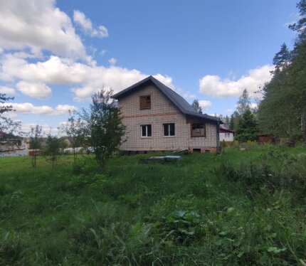 Продается дом д Смольница в окружении леса