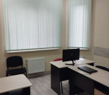 Сдаётся офис в центре Могилева по ул. Левая Дубровенка площадью 88.7 кв.м. Отличный офис для каждодневных рабочих будней с 3-мя отдельными кабинетами, зоной ресепшн. Хорошие подъездные пути. Большая парковка.