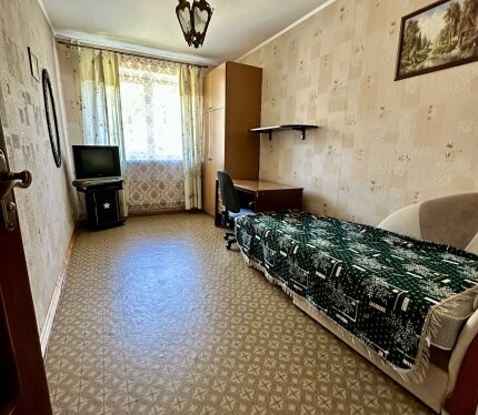 Сдается комната девушке в 3-х комнатной квартире в Боровлянах. Вся инфраструктура в шаговой доступности.