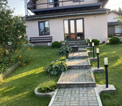 Продается очень теплый,уютный дом в 26,5 км от Минска.Дом в частной собственности,земля в аренде,которую можно оформить в частную собственность.Кухня оснащена качественной,почти новой бытовой техникой:посудомоечная машина,комбинированная варочная панель (электрическая с газом из баллона),холодильник и стиральная машина на гарантии. Мебель входит в стоимость.Отопления электрическое,твердотопливное и камином.Водоснабжение с колодца и со скважины.Агентам без покупателей ,не беспокоить.Звоните.