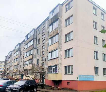 Продается светлая, уютная комната 17,2 кв.м в трехкомнатной квартире в жилом состоянии в теплом доме , в центре Гомеля по ул.Старочерниговская, дом 1. В комнате окно ПВХ, с видом во двор, входная дверь металлическая . Квартира на четвертом этаже, кухня 6,2 м, раздельный сан.узел , хорошая тепло и звукоизоляция. Доброжелательные соседи. Благоустроенный двор с парковкой.