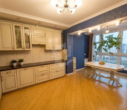 Предлагается в долгосрочную аренду просторная квартира площадью 93,2 кв.м. Это идеальное предложение для тех, кто ищет комфортное жилье с функциональной планировкой в районе с отлично развитой инфраструктурой.