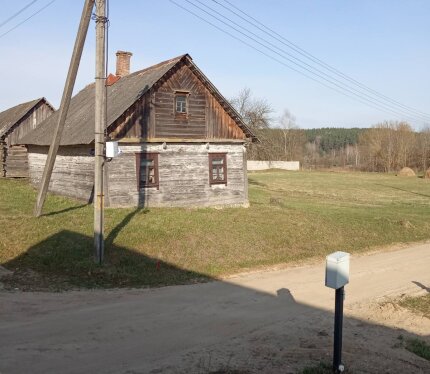 Продаётся земельный участок 0.6338 га с домом возле реки "Исса" в живописном месте на юго-западе РБ. д.Якимовичи, для строительства дома, агроусадьбы или фермы, а также ведения личного подсобного хозяйства.