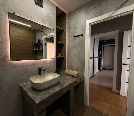 2-комнатная квартира 60.7 м² в новом доме 2020 г., ул. Белого 34, Гомель. • 2 раздельные комнаты, кухня 12 м², санузел совместный • 11/17 этаж • Качественный ремонт: ламинат Quick Step в комнатах, керамогранит на кухне/в прихожей/в санузле (пол и стены), двери Profildors, кухня Egger (плёнка AGT Supramat) • Остаётся вся мебель и большая часть техники Инфраструктура рядом: • «Грошык», «Соседи» (ПВЗ WB и Ozon), «Антресоль» — 2-3 мин • Школа №75 и детсад — 5-7 мин • Остановка — 2-3 мин