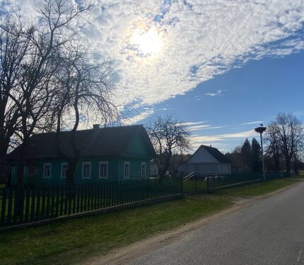 Продается уютный дом, расположенный в экологически чистом районе, в непосредственной близости от озера и леса! Идеальное место для любителей рыбалки, прогулок и сбора грибов и ягод. Удобное расположение: До дома ведет асфальтированная дорога, есть уличное освещение.